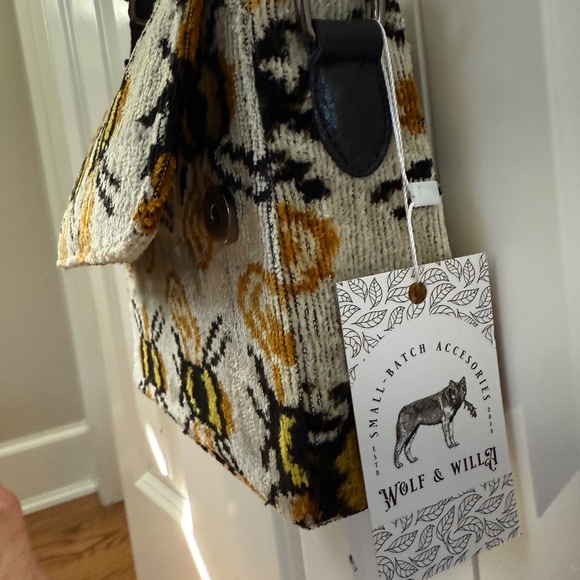NWT Unique Wolf & Willa Upholstery Bumble Bee Adjustable Crossbody Bag Purse - Picture 3 of 6